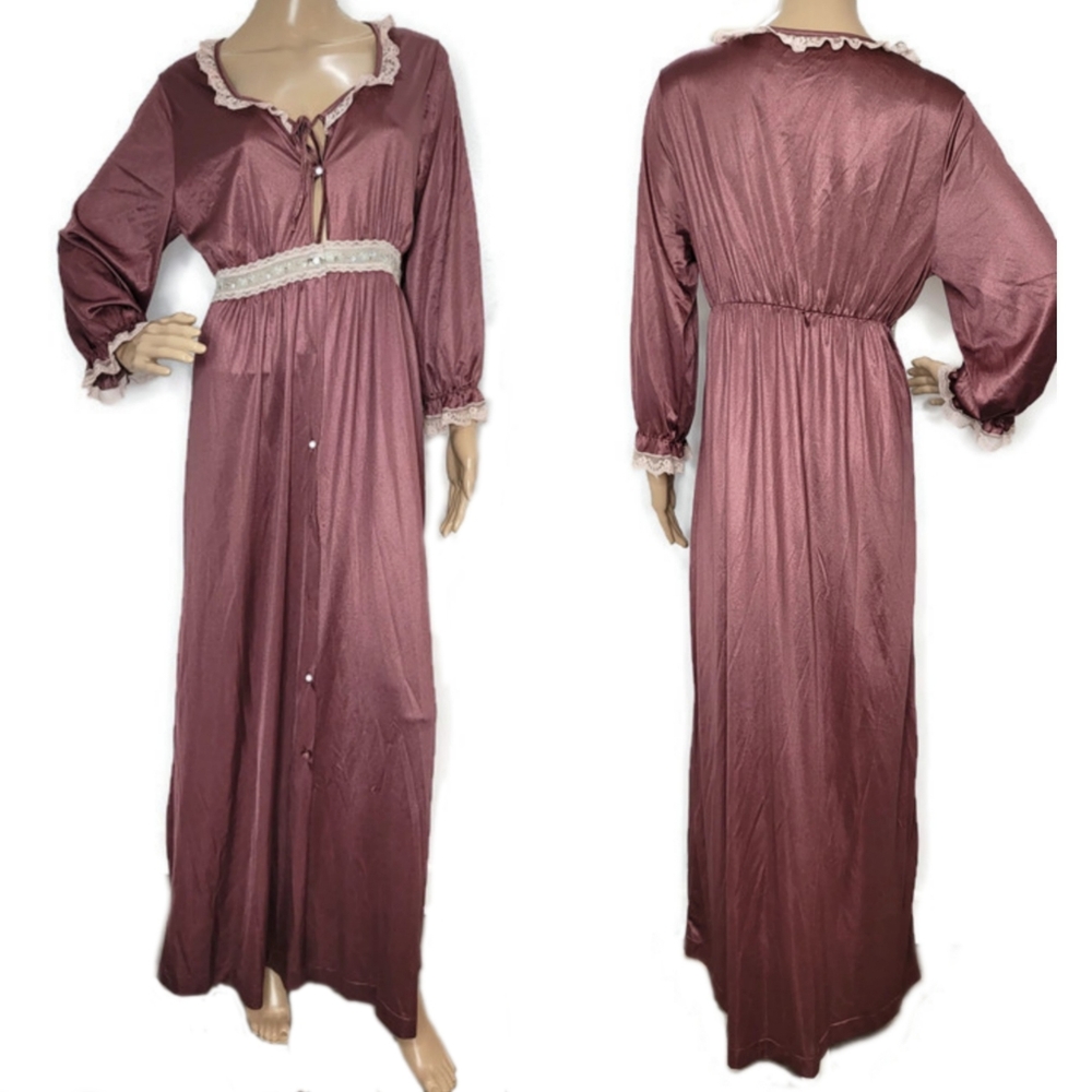 Vintage nightgown light purple with lace.